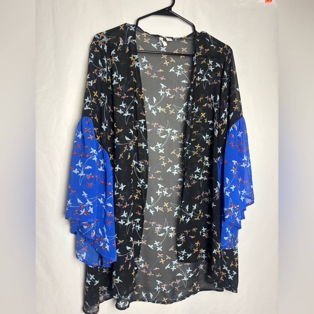 est. 1946
black and blue floral
botanical kimono cardigan.